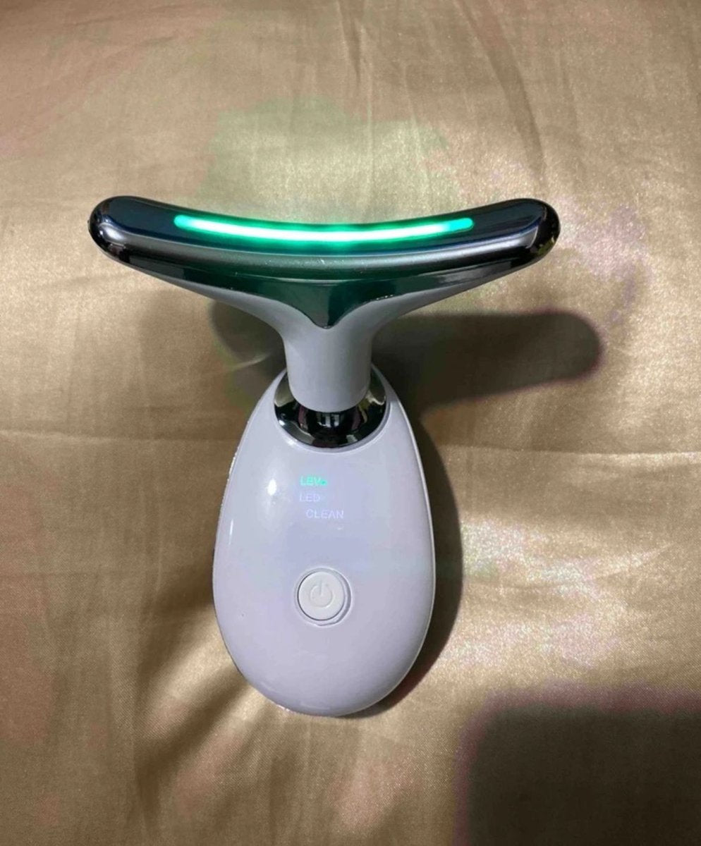Tonificador facial con luz verde - foto real