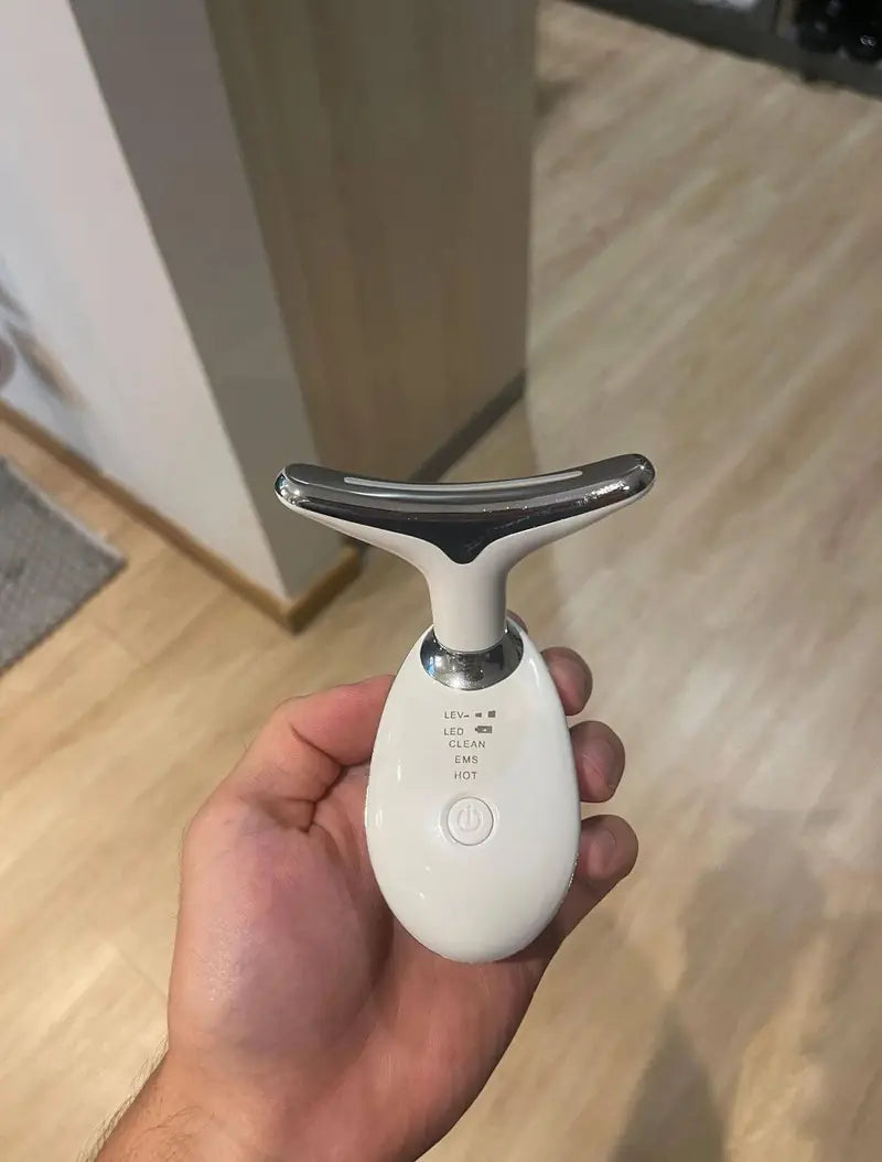 Foto real del tonificador en la mano de una clienta
